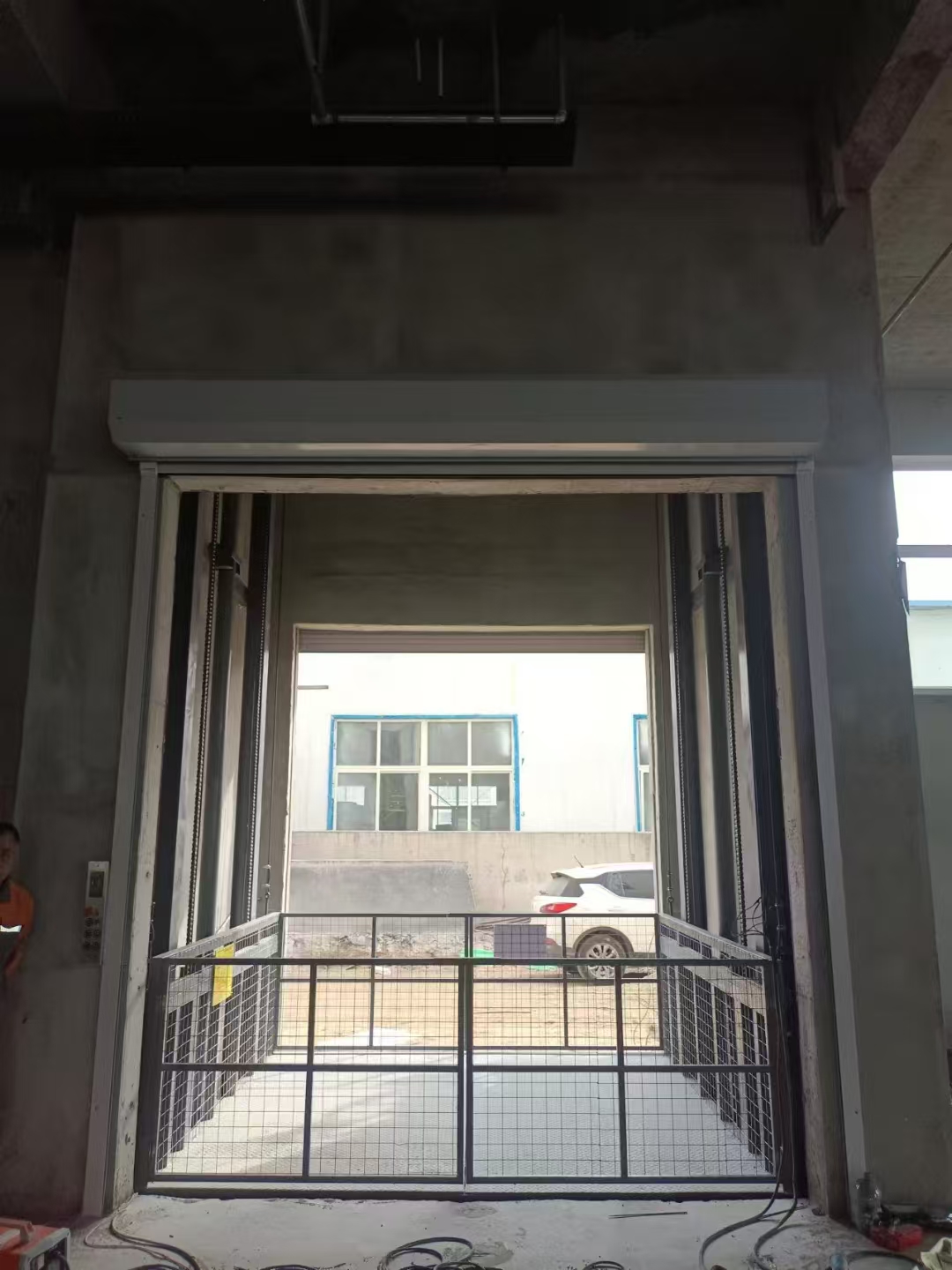 东营5吨液压货梯加装联动卷帘门安装完毕✅